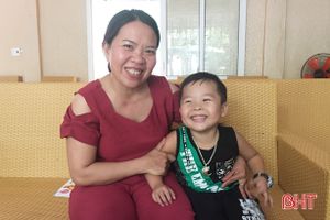 Bé trai 5 tuổi Hà Tĩnh "nói tiếng Anh như gió" lên báo nước ngoài