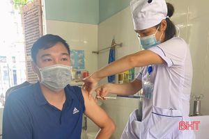 Tiêm vắc-xin phòng dịch Covid-19 cho lực lượng hải quan ở biên giới Hà Tĩnh