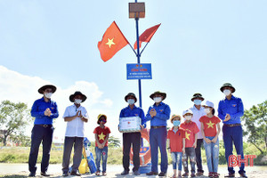 Hội đồng Đội Hà Tĩnh nhận bằng khen của Trung ương Đoàn và cờ thi đua của Hội đồng Đội Trung ương