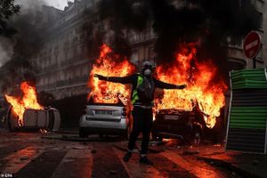 Bãi chiến trường giữa Thủ đô Paris hoa lệ sau bạo loạn