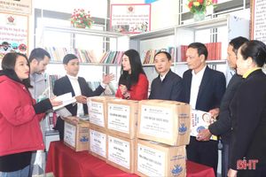 Viện Học tập suốt đời trao tặng 2.600 đầu sách cho Vũ Quang