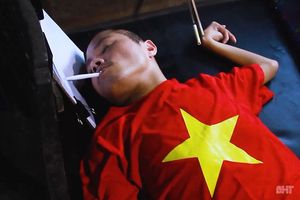 Chàng trai Hà Tĩnh vẽ tranh, lướt smartphone bằng miệng, truyền cảm hứng cho thế hệ trẻ