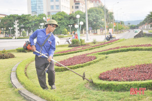 “Vượt nắng” làm đẹp phố phường Hà Tĩnh chào mừng đại hội Đảng