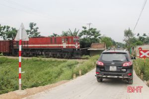 Phớt lờ cảnh báo, tai nạn giao thông đường sắt ở Hà Tĩnh luôn “rình rập”!