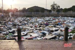 Sau mưa lũ, thành phố Hà Tĩnh “ngập” rác