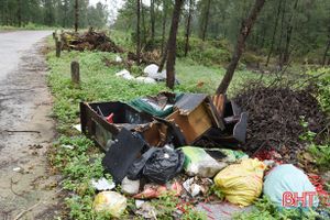 Rác vứt bừa bãi ở đường vào Nghĩa trang Liệt sỹ huyện Lộc Hà