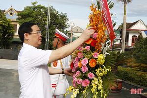 Phó Thủ tướng Vương Đình Huệ dâng hương tại Khu lưu niệm Bác Hồ về thăm Hà Tĩnh