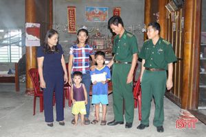 BĐBP Hà Tĩnh cùng học trò nghèo vùng biên đến trường