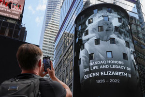 Người dân các nước tưởng nhớ Nữ hoàng Anh Elizabeth II