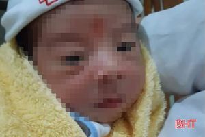Hà Tĩnh: Phát hiện bé trai bỏ rơi trước cổng chùa ở TX Hồng Lĩnh