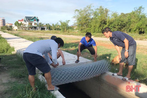 Dự án kênh thủy lợi 14 tỷ thiếu nắp đậy, người dân TX Kỳ Anh tự bỏ tiền mua lưới sắt về “đối ứng”