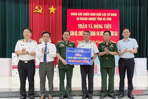 Đoàn Cựu Chiến binh Khối CCQ&DN tỉnh Hà Tĩnh tặng quà cán bộ, chiến sỹ Trường Sa