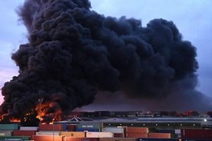 Cháy nhà máy hóa chất, thành phố Melbourne chìm trong khói độc