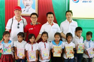 Trao 7.000 cuốn vở cho học sinh nghèo Kỳ Phú