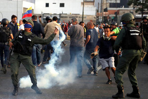 Thế giới ngày qua: Đảo chính ở Venezuela, Tổng thống khẳng định quân đội trung thành tuyệt đối