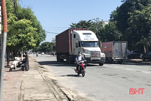 Container ngang nhiên chạy trong thành phố, cuốn đứt dây điện của người dân