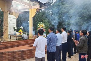 Dâng hương tưởng niệm 33 học sinh Trường Cấp II Hương Phúc bị bom Mỹ sát hại