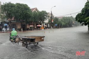 Mưa không ngớt, nhiều tuyến đường ở TP Hà Tĩnh lại ngập sâu