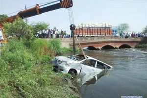Ô tô lao xuống kênh ở Ấn Độ khiến 10 người chết