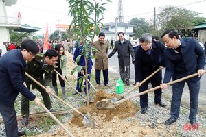 Chủ tịch UBND tỉnh Trần Tiến Hưng kiểm tra sản xuất và tham gia trồng cây đầu xuân tại huyện Vũ Quang