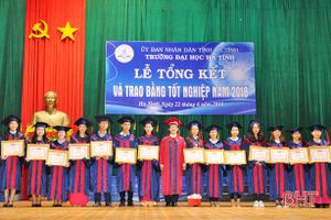 Đại học Hà Tĩnh trao bằng tốt nghiệp cho 781 sinh viên