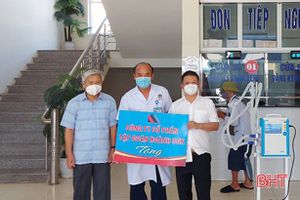 Công ty CP Tập đoàn Hoành Sơn tặng 2 máy thở cho Trung tâm Y tế TX Hồng Lĩnh