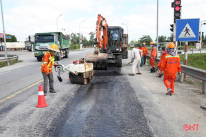 Tập trung máy móc, nhân công khắc phục hư hỏng trên Quốc lộ 1, đoạn qua Hà Tĩnh