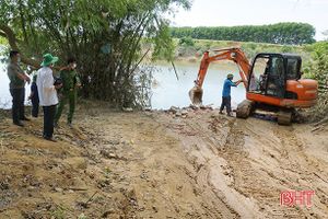 Phá dỡ 2 bến khai thác cát trái phép ở Hương Khê