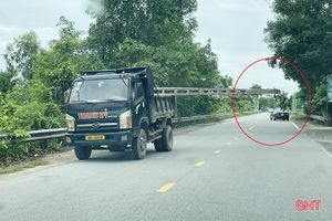 Xe tải “cõng” cột điện nghênh ngang trên đường phố Hà Tĩnh