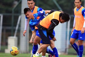 HLV Hữu Thắng làm hậu vệ, đội thủng lưới 5 bàn