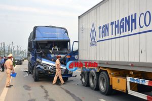 Tai nạn liên hoàn, 2 xe tải bẹp đầu, xe container nổ lốp