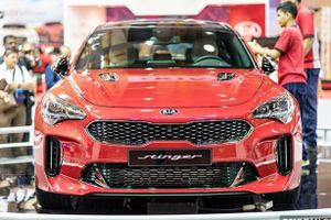 Kia Stinger GT có giá từ hơn 751 triệu đồng được trang bị những gì?