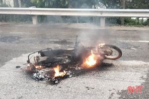 Hương Sơn: Sau va quẹt giao thông, xe máy cháy trơ khung
