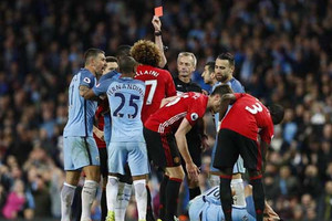 CĐV kêu gọi Man Utd bán Fellaini khẩn cấp sau cú "thiết đầu công" với Aguero