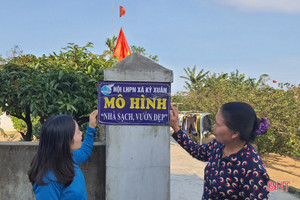 Người dân huyện Kỳ Anh hãnh diện khi được gắn biển “Nhà sạch vườn đẹp”