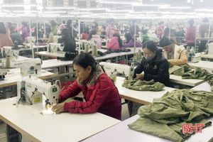 Hơn 300 công nhân Công ty May xuất khẩu Hồng Lĩnh làm việc trở lại