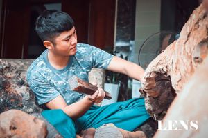 Chàng trai Hà Tĩnh “say” nghệ thuật điêu khắc gỗ