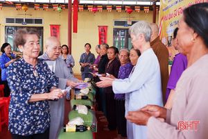 Ban Từ thiện xã hội Phật giáo TP. Hồ Chí Minh trao 1.000 phần quà cho người nghèo Hà Tĩnh