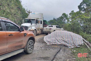 Thiếu biện pháp đảm bảo an toàn, gây cản trở giao thông khi sửa đường lên cửa khẩu Cầu Treo