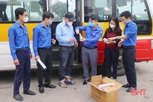 Lắp đặt 200 bình dung dịch rửa tay trên xe bus tại Hà Tĩnh