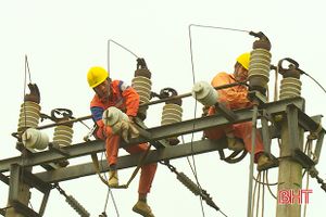 Xem công nhân Điện lực Hồng Lĩnh “giải cứu” lưới điện bị hỏng do thiên tai