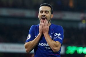 Chelsea ngã ngựa, Arsenal và MU áp sát top 4