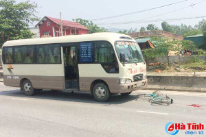 Xe khách va xe đạp, cụ ông tử vong