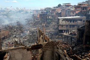 Hiện trường tan hoang vụ hỏa hoạn thiêu rụi 600 ngôi nhà ở Brazil