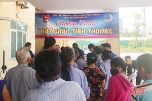 Trao 400 bát cháo tình thương cho bệnh nhân nghèo ở Thạch Hà, Vũ Quang
