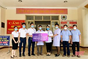 Các tổ chức, cá nhân trao hỗ trợ công tác phòng chống dịch ở Hương Sơn, Nghi Xuân