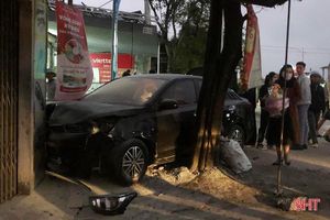 Ô tô va quệt xe máy trên quốc lộ qua Cẩm Xuyên, 1 người bị thương