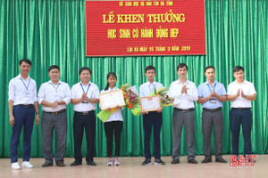 Khen thưởng 2 học sinh nhặt được 14 triệu đồng tìm người trả lại