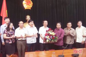 Lãnh đạo huyện Khăm Cợt chúc mừng huyện Hương Sơn nhân ngày Quốc khánh