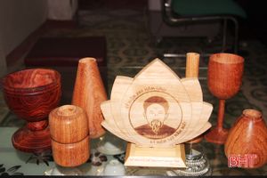 Thợ mộc Thái Yên thổi hồn quê vào những món đồ lưu niệm bằng gỗ